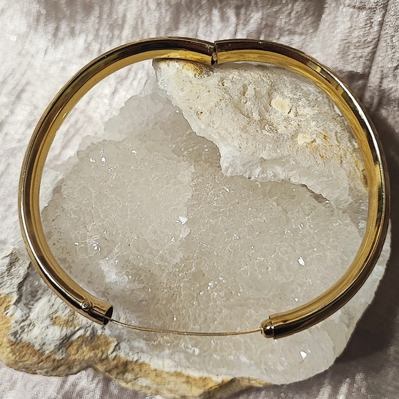 Vintage Smooth Gold Tone Plated Impressed Wreath Festoon Pattern Bangle Bracelet - Picture 5 of 14